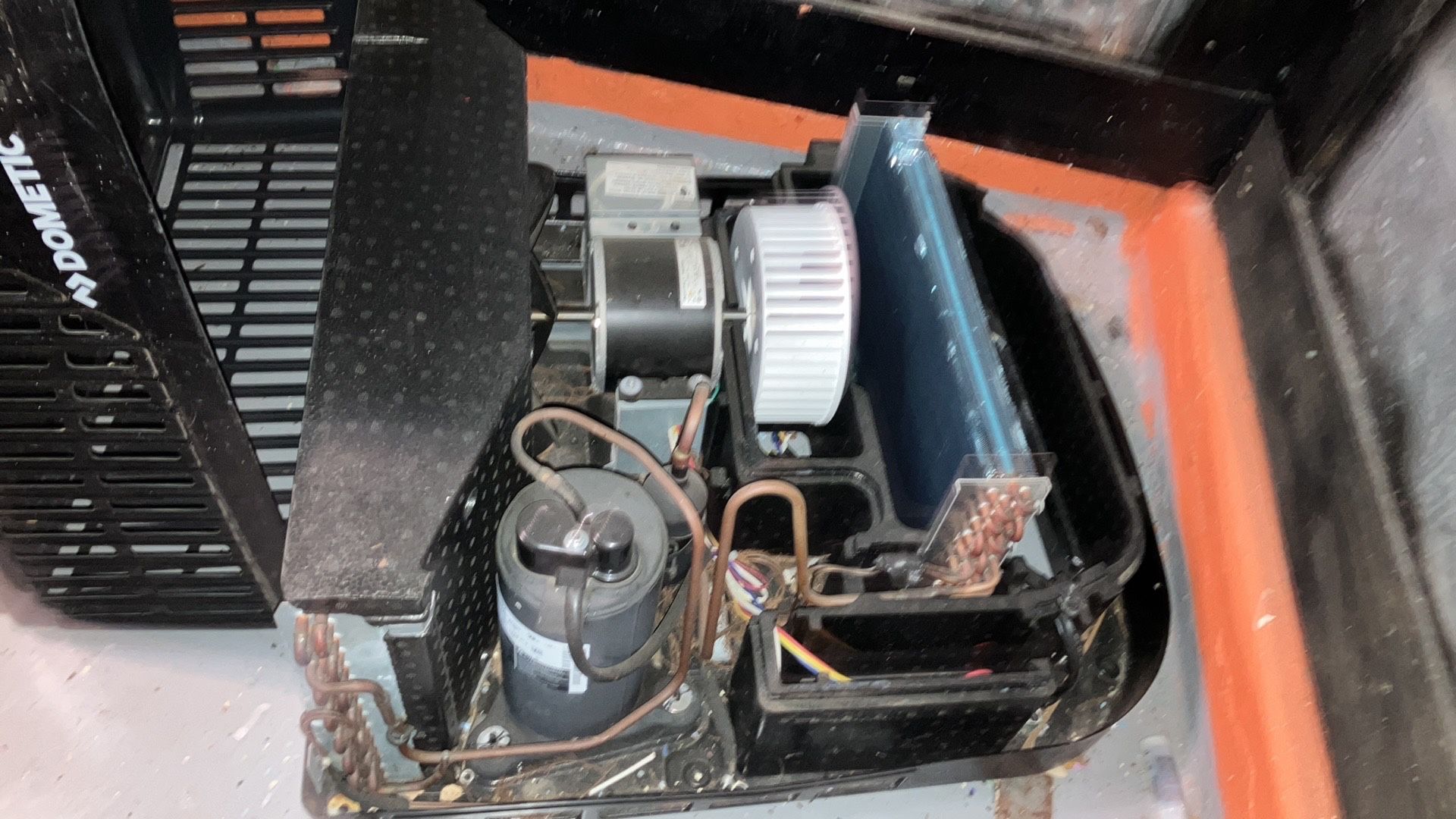 R V Evolution DOMESTIC A C TOP ROOF