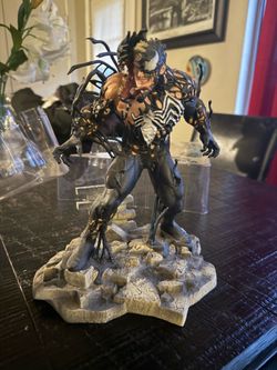 Statues/ figurines