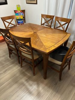 Dining Room Table & Chairs