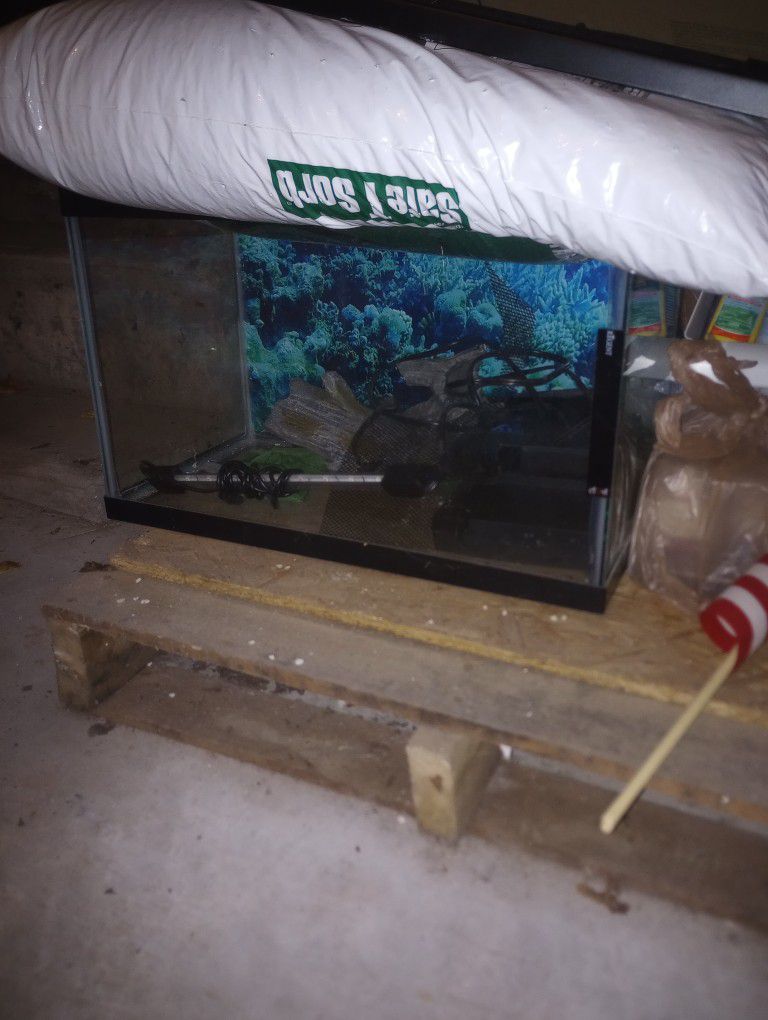 Multiple Fish Tanks Mostly 10 Gallon Lots Of Accessories