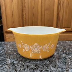 Vintage Pyrex Pattern Butterfly Gold 1 qt. Casserole Bowl (No Lid).  # 473-B.  Size approximately 6¼" x 7½" x 3¼.  Preowned good condition.  Smoke fre