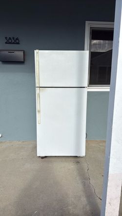 GE White (2 door) Top-Freezer Refrigerator