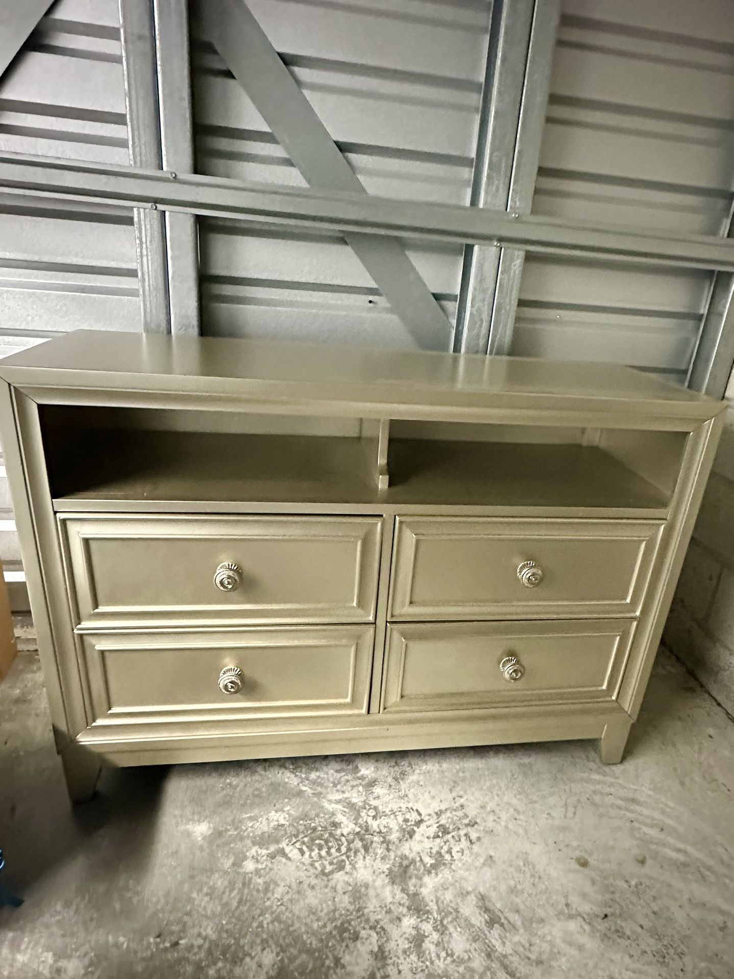 Entertainment / Dresser