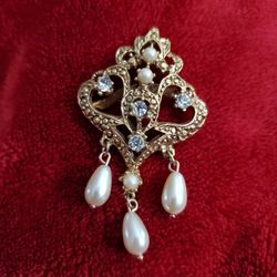 Vintage Clear Rhinestones And Faux Pearls Dangling Goldtone Brooch 