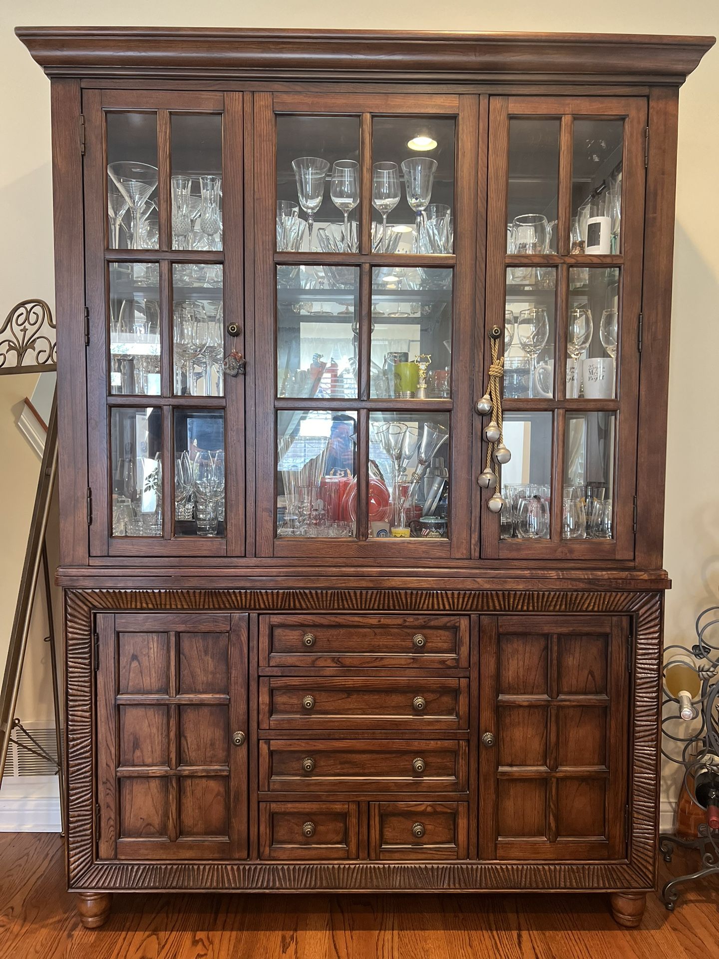 China cabinet & hutch with three way light (excluding the glassware)  Oak wood excellent condition