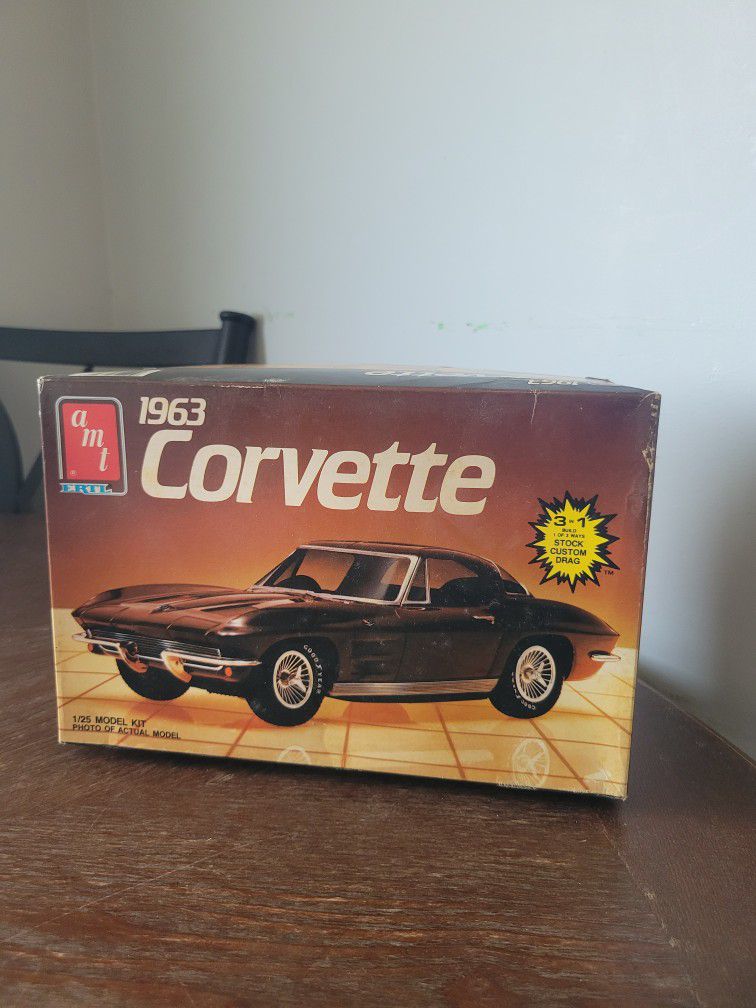 AMT Ertl #6(contact info removed) Corvette 3N1 1/25 Scale Model Kit Open/Started But Appears Complete