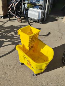 Commercial mop bucket with ringer