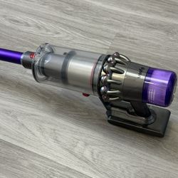 Dyson V11 Cordless Vacuum –(Excellent Condition)
