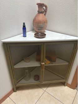 Corner storage with shelves
