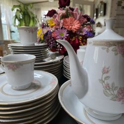 Beautiful Crown Ming Fine China