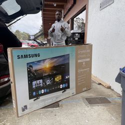 65 “ Samsung Smart 4K UHD CRYSTAL TV