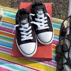 Levi’s Tennis’s Shoes Size 8