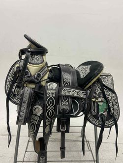 Montura Con Bordados Charros 