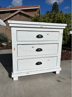 White Solid Distressed Wood Dresser Chest of Drawers Furniture Excellent Condition
