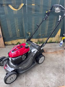 LIKE NEW AT LEAST ONE TIME WAS USED IT DID NOT EVEN GET DIRTY . SEL PROPELLED LAWNMOWER HONDA HRX-217 /200cc TWIN BLADE / BLADE CONTROL SYSTEM . XENOY