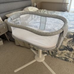 Halo Swivel Bassinet & extra sheets