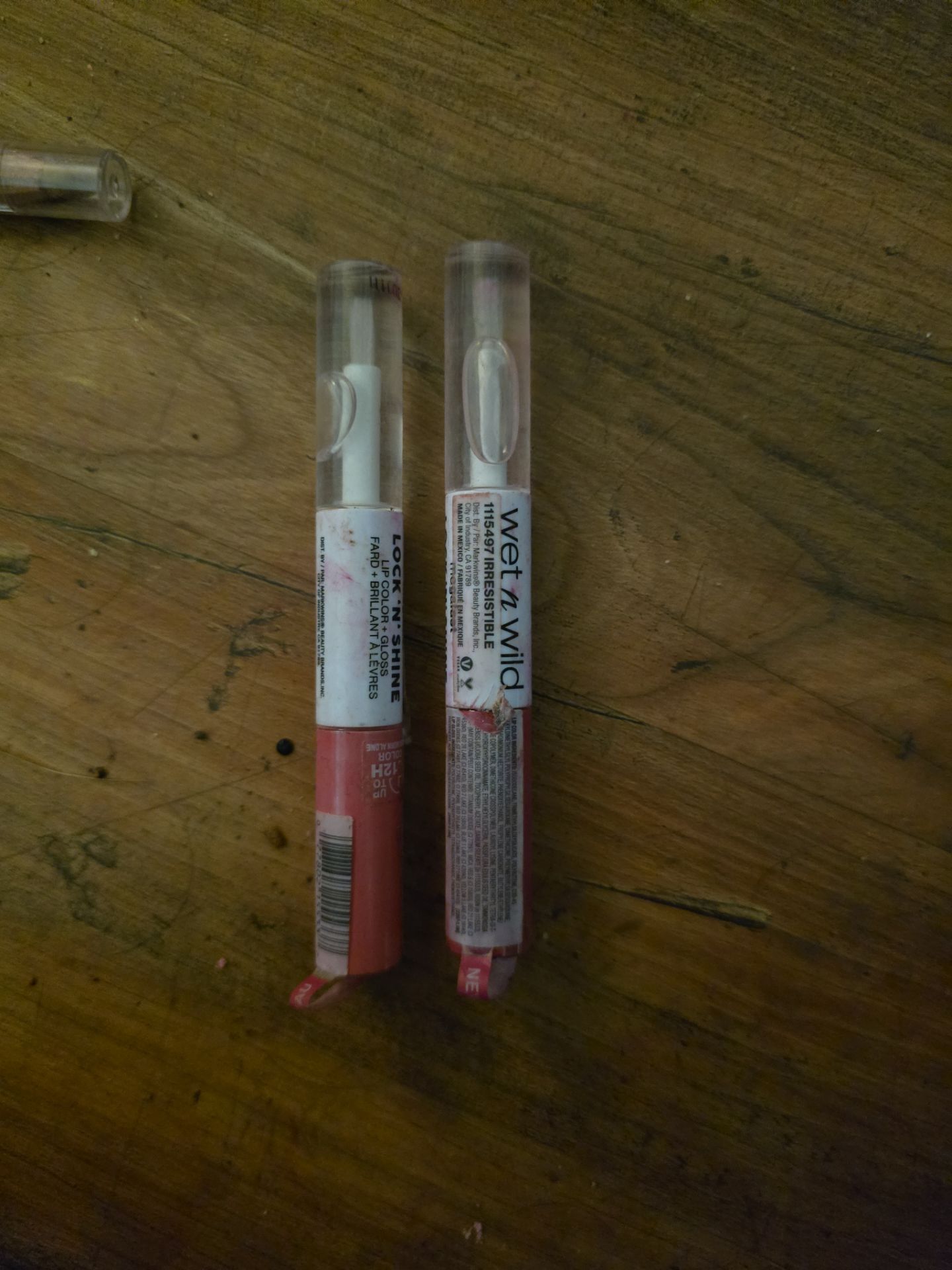 2 matt lip glosses.