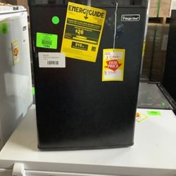 MAGIC CHEF BLACK MINI FRIDGE HMBR265BE1 2❄️❄️🧊 65BG