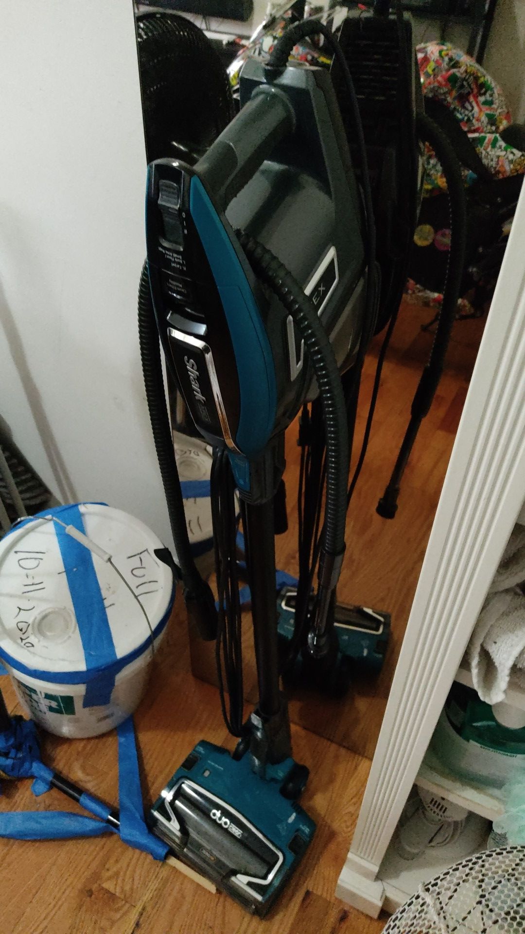 Shark duo vacuum like new clean it's not in the box but it works