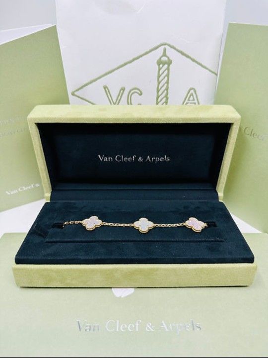 Authentic Van Cleef & Arpels Vintage Alhambra bracelet, 5 motifs
18K yellow gold, Mother-of-pearl