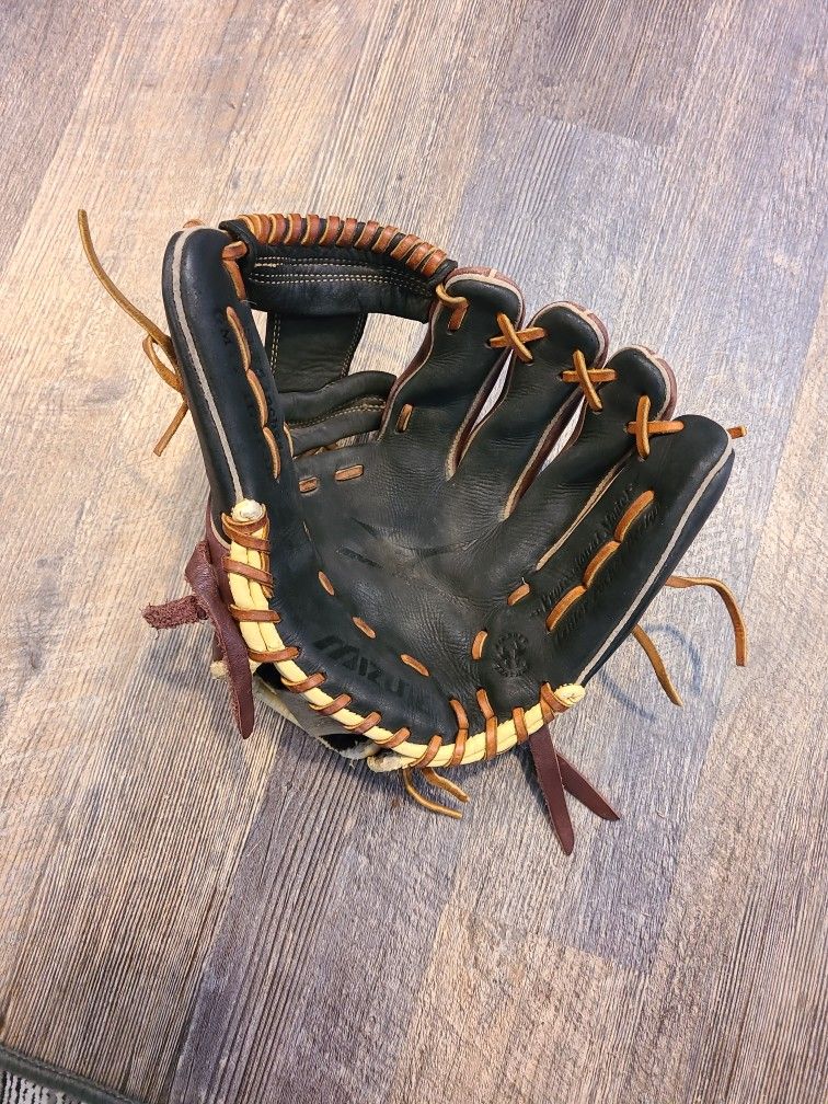 Mizuno Bad Ass GLOVE