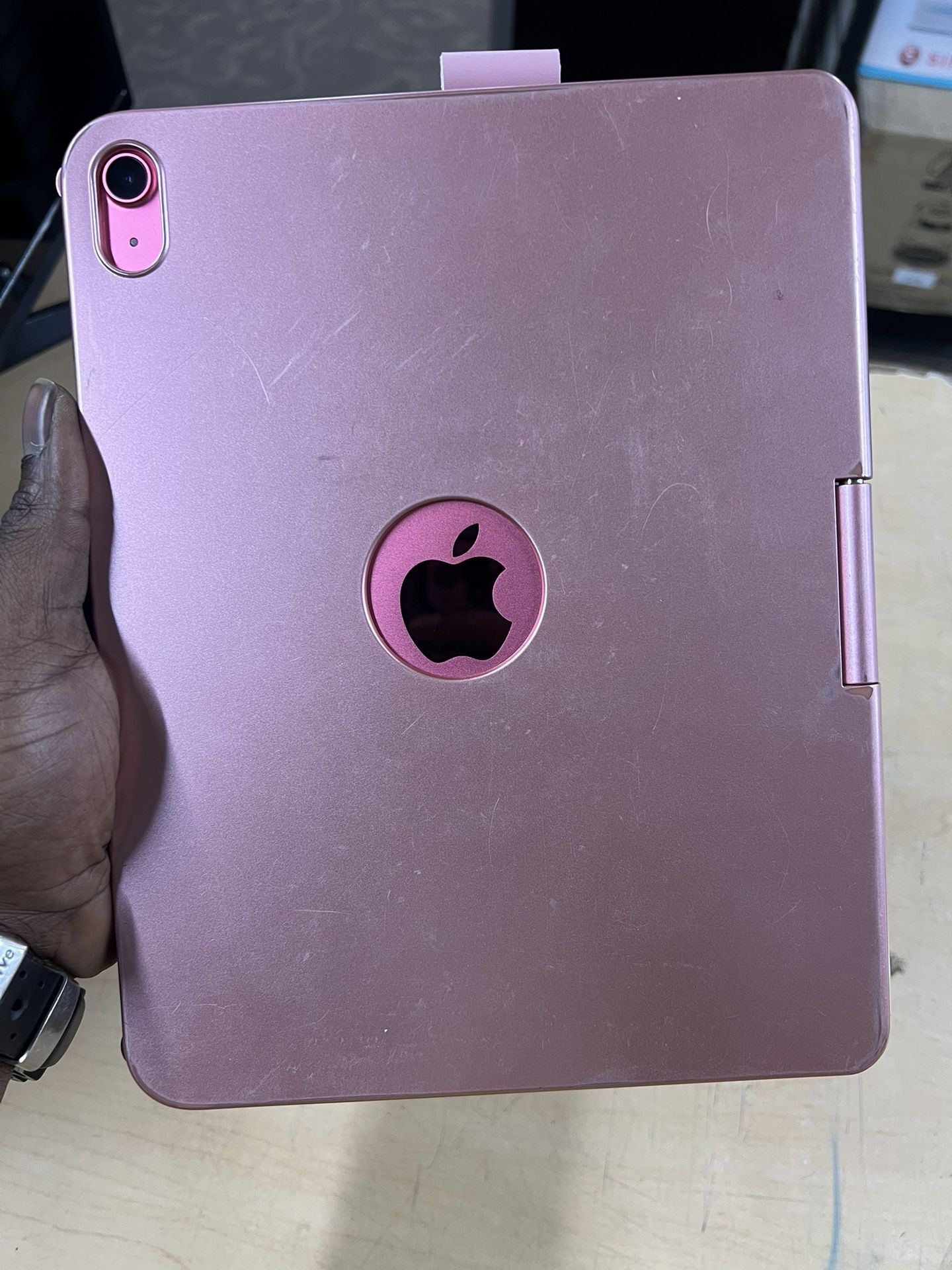 APPLE IPAD 10TH GEN W/CASE LITTLE CRACK ON SCREEN SELLING FOR $259‼️