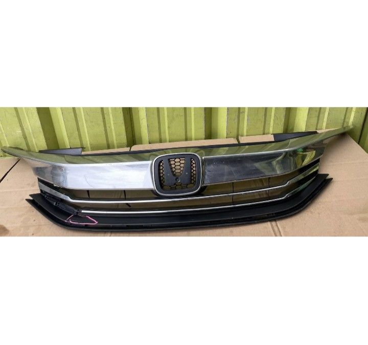 16-17 HONDA ACCORD SPORT OEM FRONT BUMPER UPPER CHROME GRILLE GRILL SEDAN USED