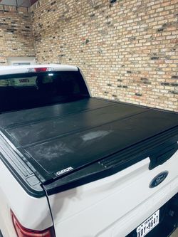 Gator cover bed cover it’s on 2018 F150 5.5ft bed. $400