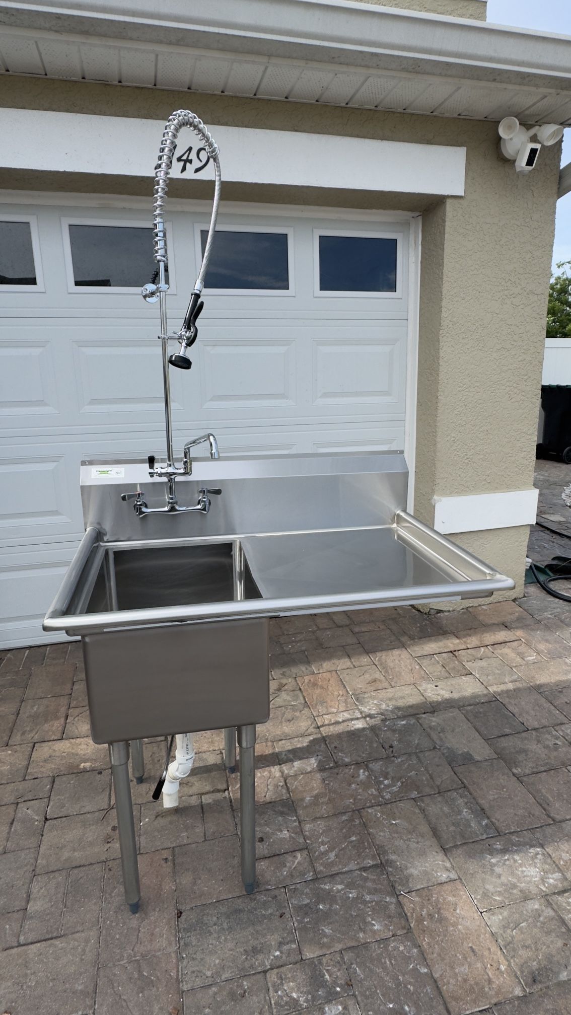 Regency 44" 16-Gauge Stainless Steel One Compartment Commercial Sink with Stainless Steel Legs, Cross Bracing, and 1 Drainboard - 17" x 23" x 12" Bowl