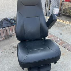 PETERBUILT 2020 PASSENGER SIDE LETHER 