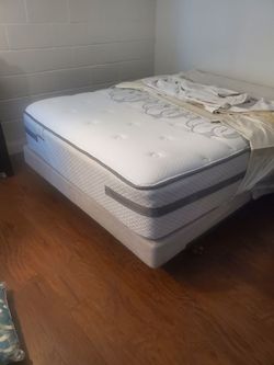 Qween Sealy mattres  never been sleep on without protective  cover.