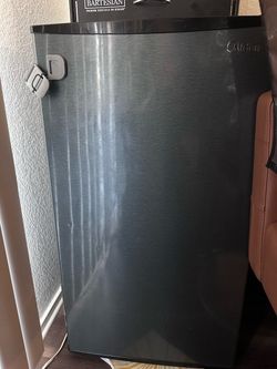 Midea mini fridge