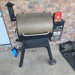 Traeger 575 PRO Pellet Smoker