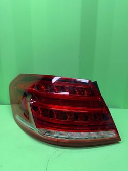 2014 2015 2016 Mercedes-Benz E250 E300 E400 E350 E550 E63 Left Driver Side Quarter Panel / Outer Tail Light OEM A2129060757