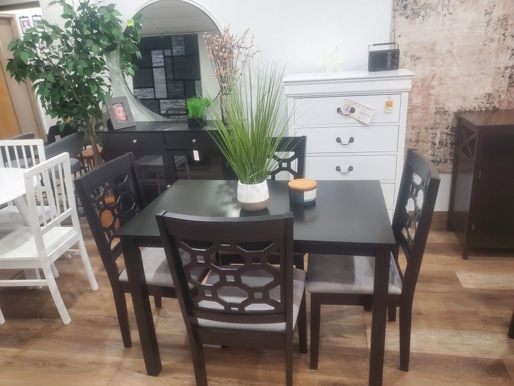 Black 5pc Dining Set With 4 Chairs With Fabric (New)