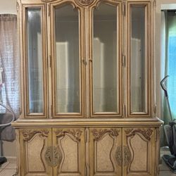vitrina.  china cabinet.  