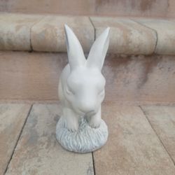 Decorative bunny figurine 