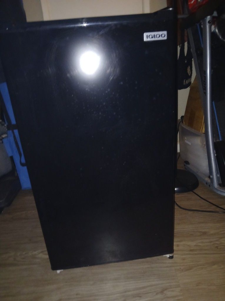 Igloo Black Mini Fridge