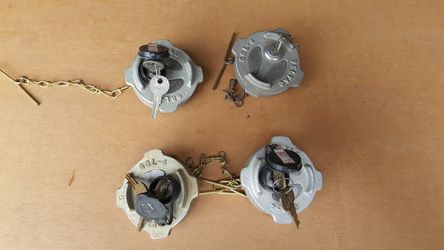 Fuel tank locking caps