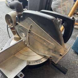 Black & Decker Power Miter Saw – Model 7715 Reliable Cutting Power / Great Starter Saw