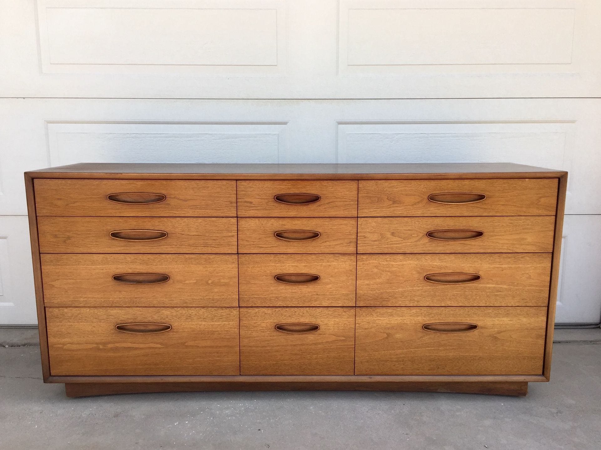 Henredon Circa 60 Collection Mid Century Modern 12 Drawer Dresser