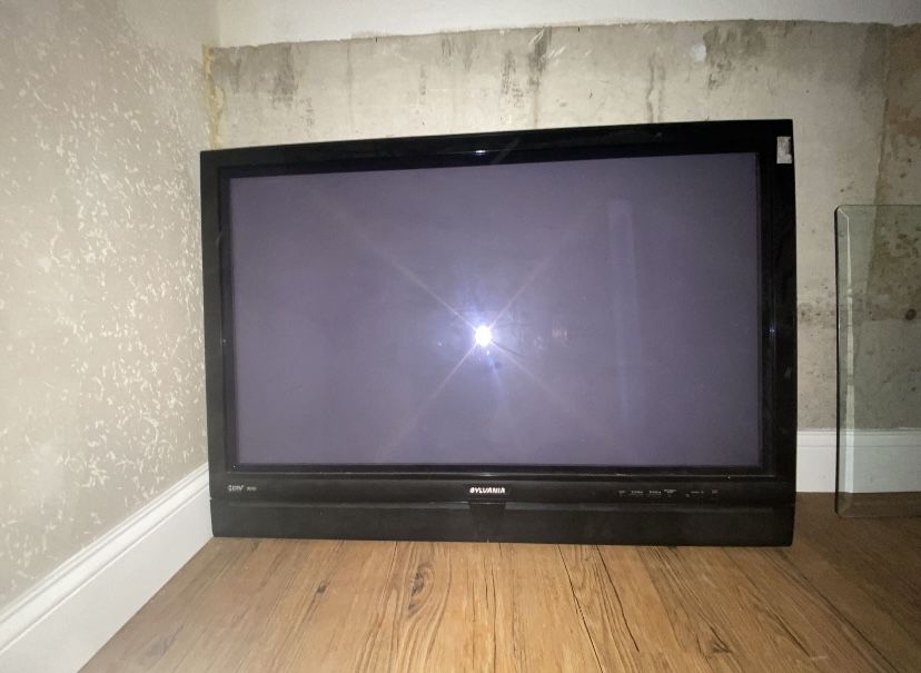 42’’ Sylvania Dolby Digital HDTV 