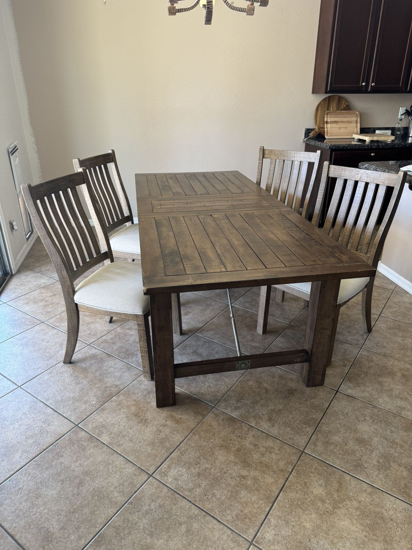 Dinning Table With 4 Chairs 