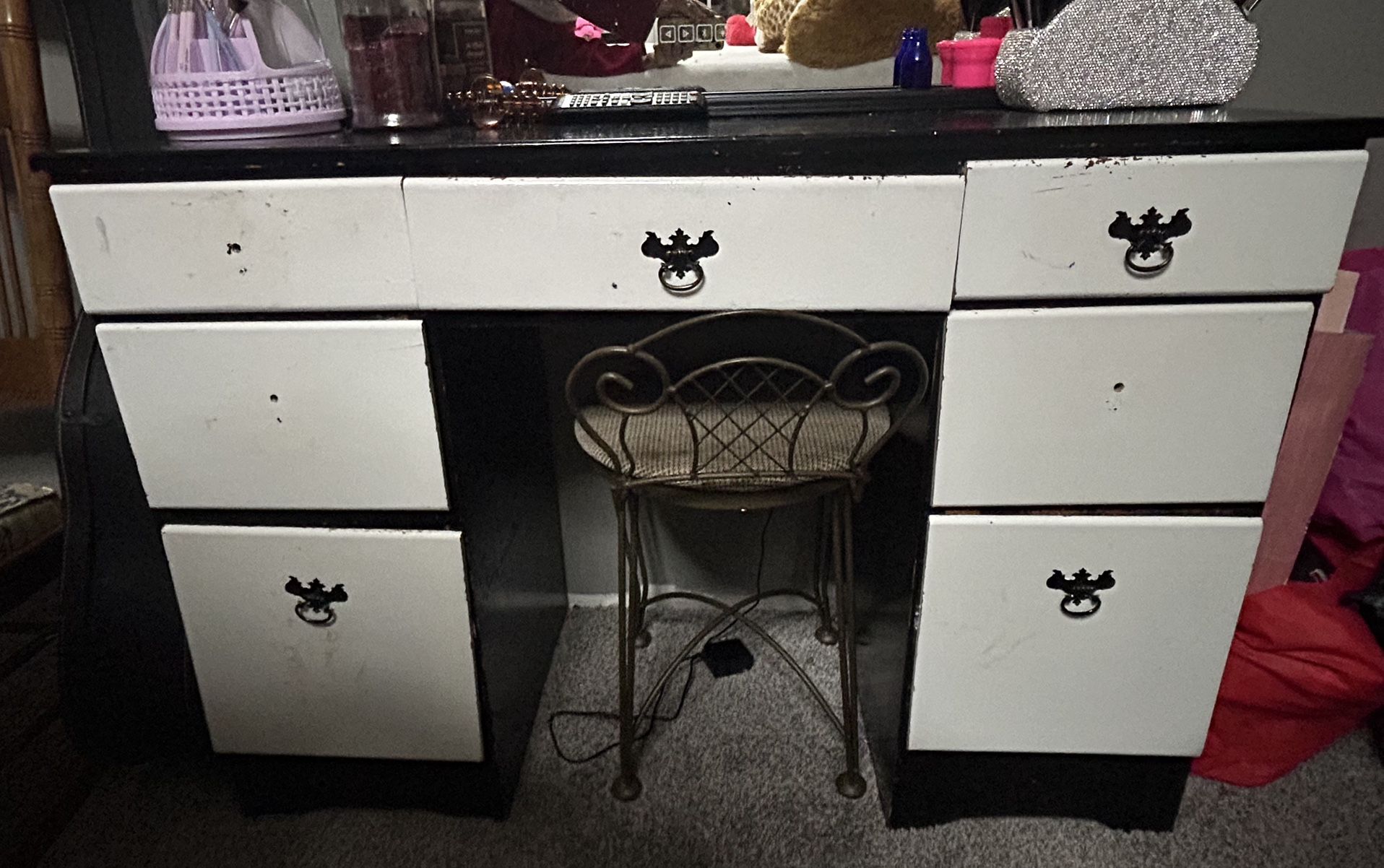 Free Desk / Vanity