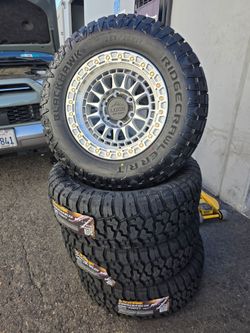 17" LOCK Mojave rims w/ 32" Ridgecrawler RT tires