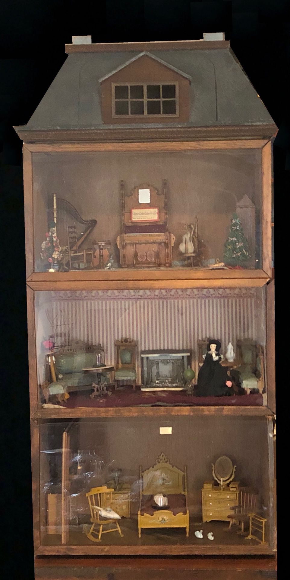 Amazing - unique dollhouse room display