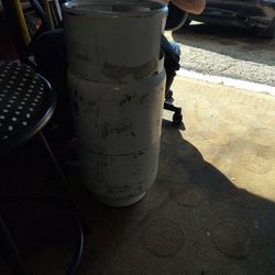 Propane tanks (full)