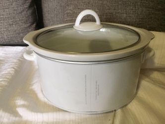 Crock pot 4 qt size slow cooker in like new condition Thumbnail