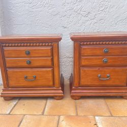Set of 2 Nightstands Wynwood Collection