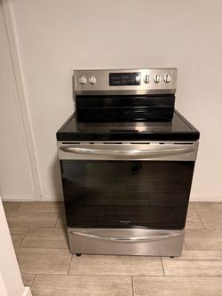 30" Frigidaire Gallery Stainless Steel Electric Range / Convection Oven – Clean